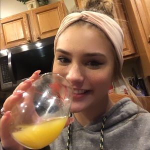 Meet your Posher, Hallie